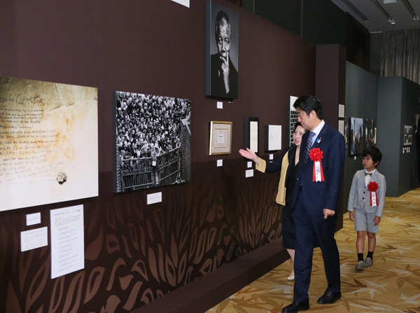 安倍总理出席了在东京都内宾馆举行的“文化人・艺人多才多艺美术展 ”的开幕式。