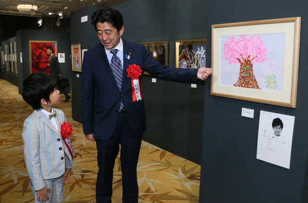 安倍总理出席了在东京都内宾馆举行的“文化人・艺人多才多艺美术展 ”的开幕式。