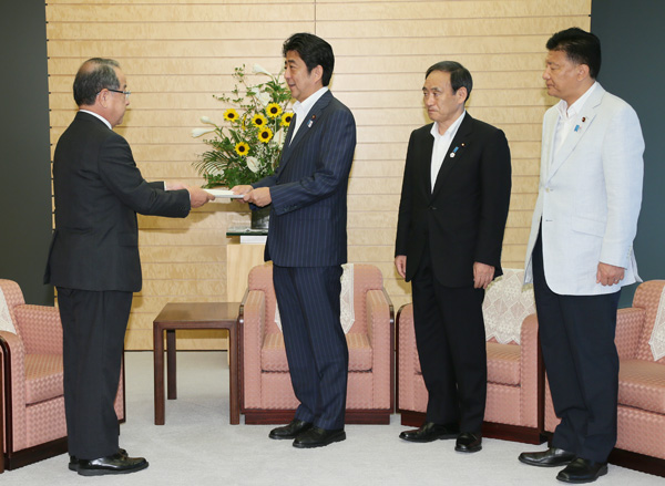 安倍总理在总理大臣官邸接收了人事院总裁原恒雄递交的人事院劝告。