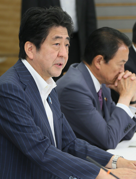 安倍总理在总理大臣官邸召开了第十八次经济财政咨询会议。