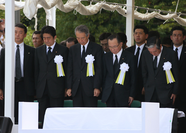 安倍总理出席了在长崎市和平公园举行的长崎市原子弹爆炸遇难者悼念暨和平祈愿仪式。