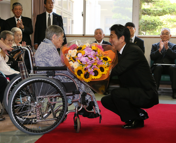 安倍总理出席了在长崎市和平公园举行的长崎市原子弹爆炸遇难者悼念暨和平祈愿仪式。