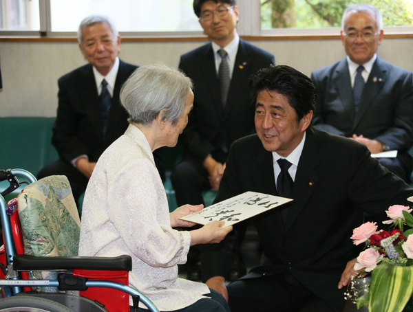 安倍总理出席了在长崎市和平公园举行的长崎市原子弹爆炸遇难者悼念暨和平祈愿仪式。