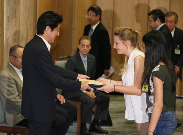 安倍总理在总理大臣官邸接受了以色列和巴勒斯坦青少年交流相关人员的拜访。