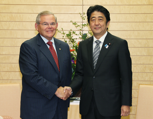 安倍总理在总理大臣官邸接受了美国上院外交委员会委员长鲍勃•梅能德斯的拜会。