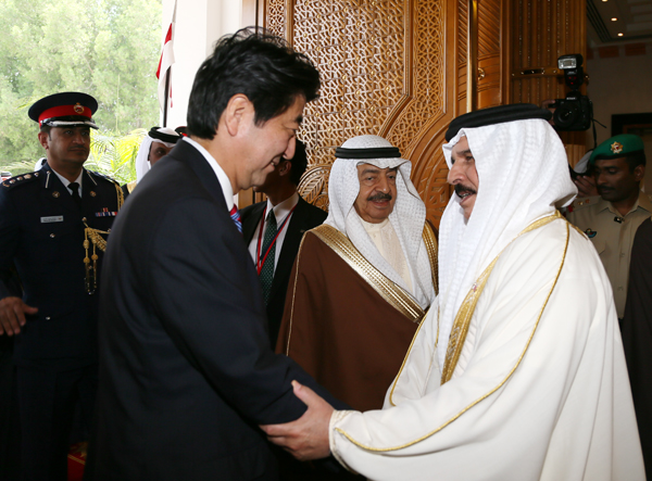 正在访问巴林王国的安倍总理与日本・巴林经济界相关人士举行了恳谈会等。