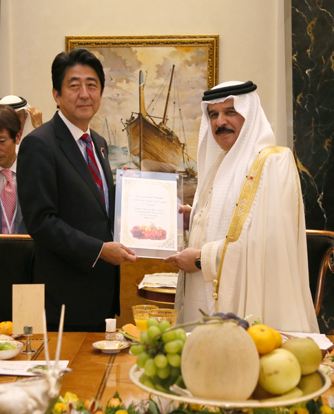 正在访问巴林王国的安倍总理与日本・巴林经济界相关人士举行了恳谈会等。