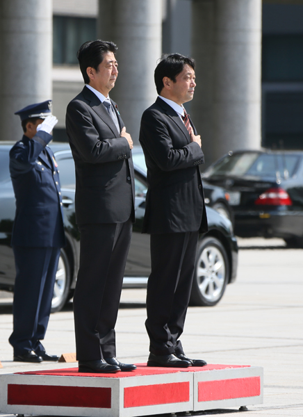 安倍总理在防卫省出席了第48次自卫队高级干部集会，并作了训示。