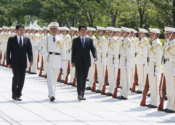 安倍总理在防卫省出席了第48次自卫队高级干部集会，并作了训示。