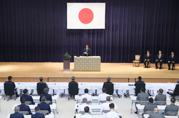 安倍总理在防卫省出席了第48次自卫队高级干部集会，并作了训示。