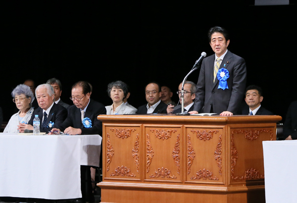 安倍总理出席了在日比谷公会堂召开的“营救所有绑架受害者!国民大集会”。