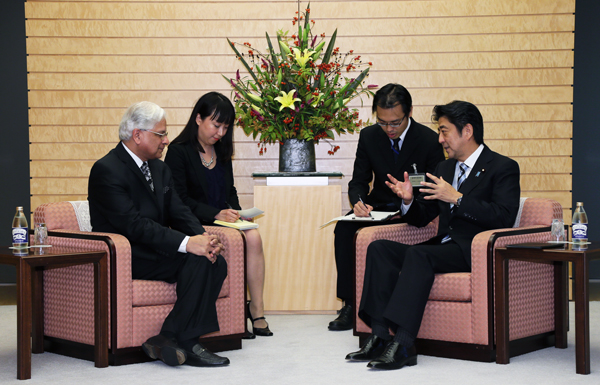 安倍总理在总理大臣官邸接受了印度首相对日关系特使库马尔的拜会。