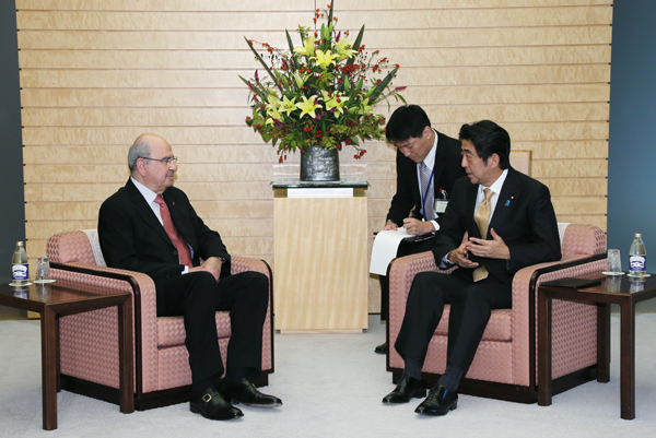 安倍总理在总理大臣官邸接受了约旦哈希姆王国参议院议长塔希尔・马斯里的拜会。