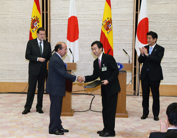 安倍总理在总理大臣官邸与西班牙首相马里亚诺•拉霍伊•布雷举行了会谈。