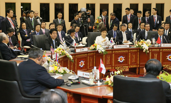 安倍总理出席了在文莱达鲁萨兰国的斯里巴加湾市召开的东盟与中日韩（ASEAN＋3）首脑会议、东亚首脑会议。