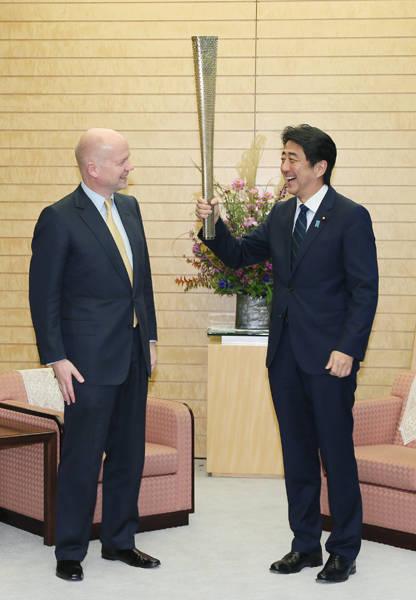 安倍总理在总理大臣官邸接受了英国外交及联邦事务大臣威廉•黑格的拜会。