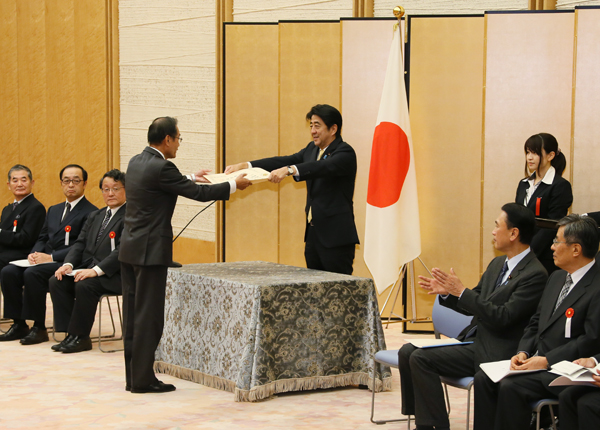 安倍总理在总理大臣官邸举行了安全・安心城市建设相关功劳者表彰仪式。