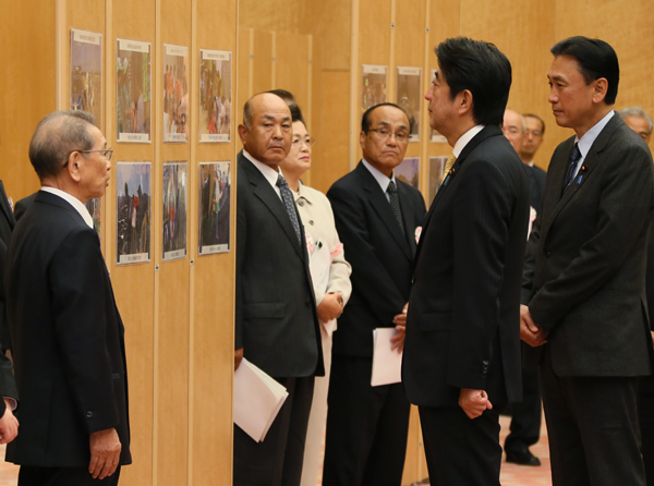 安倍总理在总理大臣官邸举行了安全・安心城市建设相关功劳者表彰仪式。