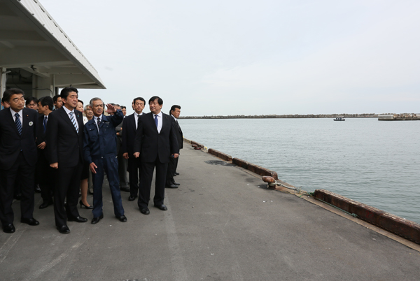 安倍总理为了把握东日本大地震灾害的复兴情况，访问了福岛县。