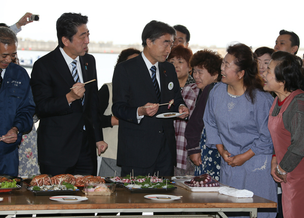 安倍总理为了把握东日本大地震灾害的复兴情况，访问了福岛县。