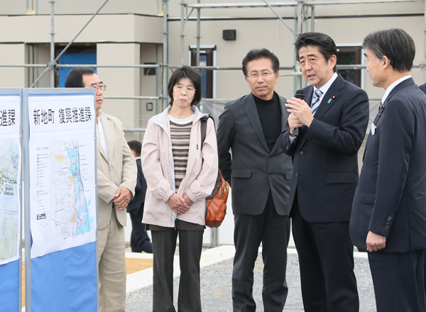 安倍总理为了把握东日本大地震灾害的复兴情况，访问了福岛县。