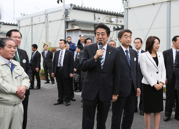 安倍总理为了把握东日本大地震灾害的复兴情况，访问了福岛县。