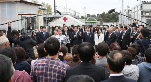 安倍总理为了把握东日本大地震灾害的复兴情况，访问了福岛县。