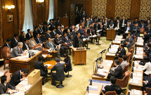 安倍总理出席了参议院预算委员会。