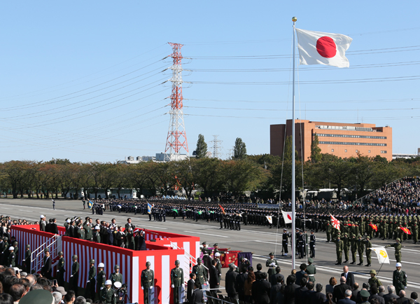 安倍总理出席了2013年度自卫队纪念日检阅仪式。