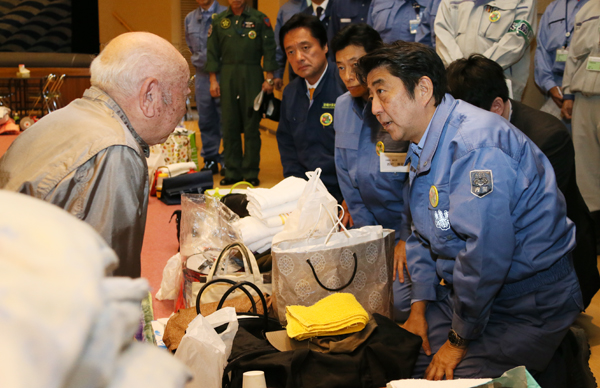 安倍总理为了了解大雨导致的受灾情况，视察了伊豆大岛。