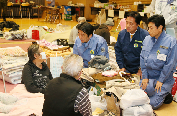 安倍总理为了了解大雨导致的受灾情况，视察了伊豆大岛。