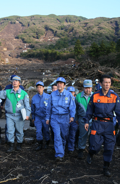 安倍总理为了了解大雨导致的受灾情况，视察了伊豆大岛。