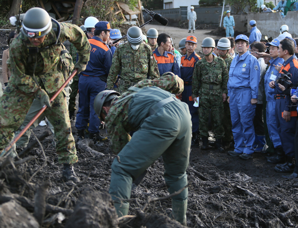 安倍总理为了了解大雨导致的受灾情况，视察了伊豆大岛。