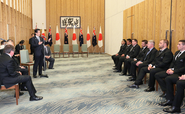 安倍总理在总理大臣官邸接受了新西兰橄榄球国家队“全黑队（All Blacks）”的拜会。