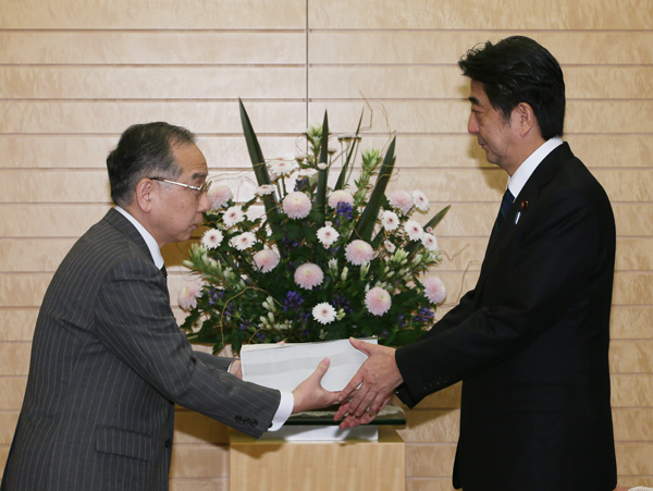 安倍总理在总理大臣官邸接收了由日本会计检查院院长河户光彦递交的2012年度决算检查报告。