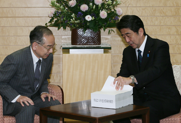 安倍总理在总理大臣官邸接收了由日本会计检查院院长河户光彦递交的2012年度决算检查报告。