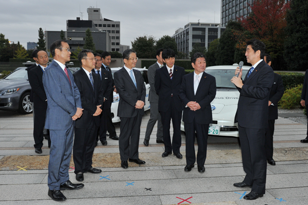 安倍总理在国会前庭的环形道路上试乘了自动驾驶车 。