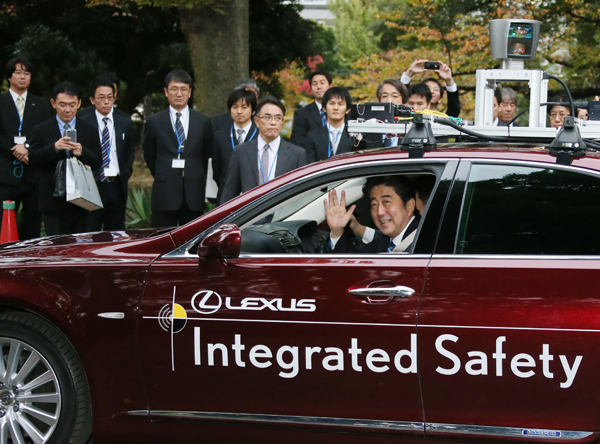 安倍总理在国会前庭的环形道路上试乘了自动驾驶车 。