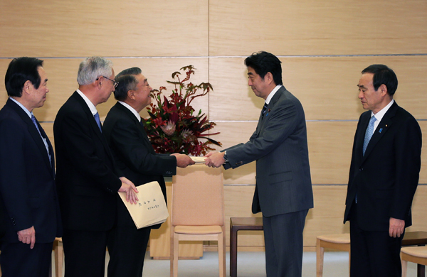 安倍总理在总理大臣官邸接收了自由民主党日本大地震复兴加速化本部递交的提议书。