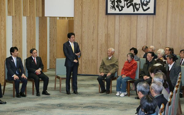 安倍总理在总理大臣官邸接受了日本遗孤等的拜会。