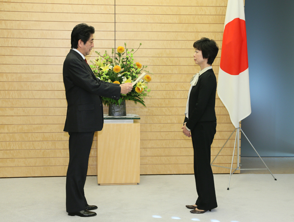 安倍总理在总理大臣官邸向山田真贵子氏交付了首位女性内阁总理大臣秘书官的任命书。