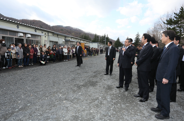 安倍总理为了把握东日本大地震的复兴情况访问了岩手县。