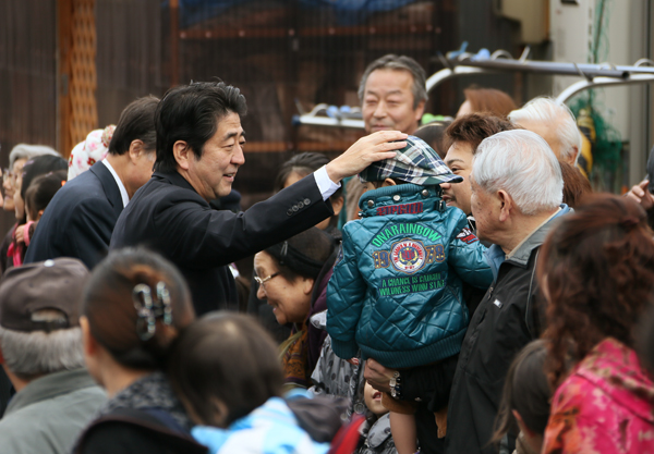 安倍总理为了把握东日本大地震的复兴情况访问了岩手县。