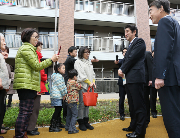 安倍总理为了把握东日本大地震的复兴情况访问了岩手县。