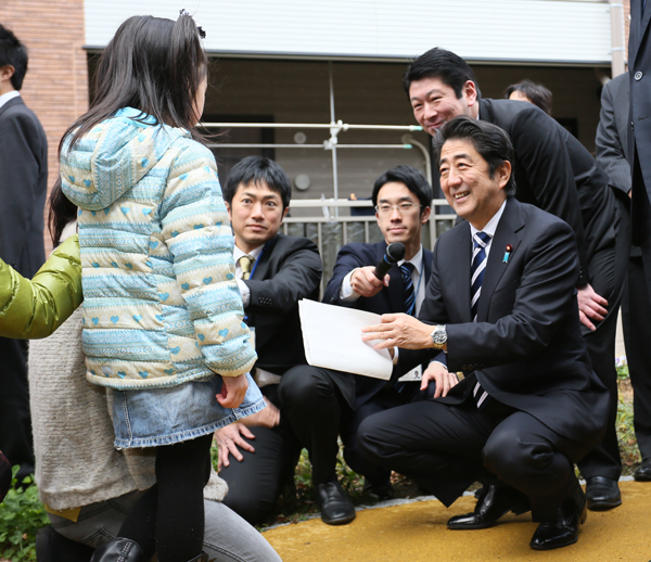 安倍总理为了把握东日本大地震的复兴情况访问了岩手县。