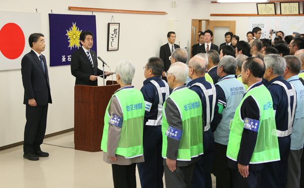 安倍总理为了把握东日本大地震的复兴情况访问了岩手县。