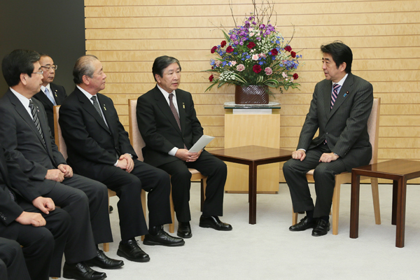 安倍总理在总理大臣官邸接受了北方领土邻接地区振兴对策根室管内市町联络协议会的拜会。