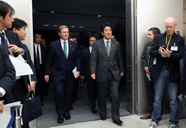 安倍总理在总理大臣官邸与爱尔兰总理恩达・肯尼举行了会谈及联合记者招待会。