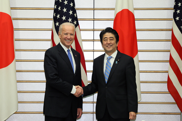 安倍总理在总理大臣官邸接受了美利坚合众国副总统小约瑟夫•拜登的拜会，随后举行了联合记者招待会。