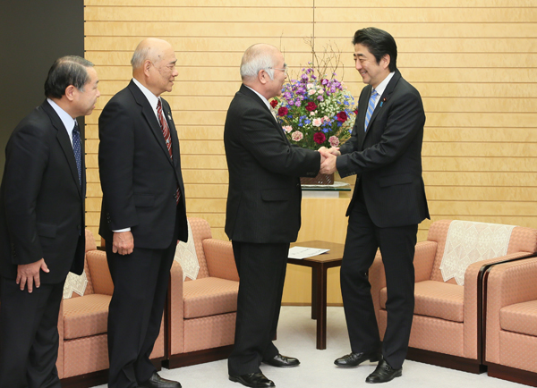 安倍总理在总理大臣官邸接见了JA全中（全国农业协同组合中央会）等JA集团。